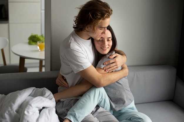 Casal feliz abraçando